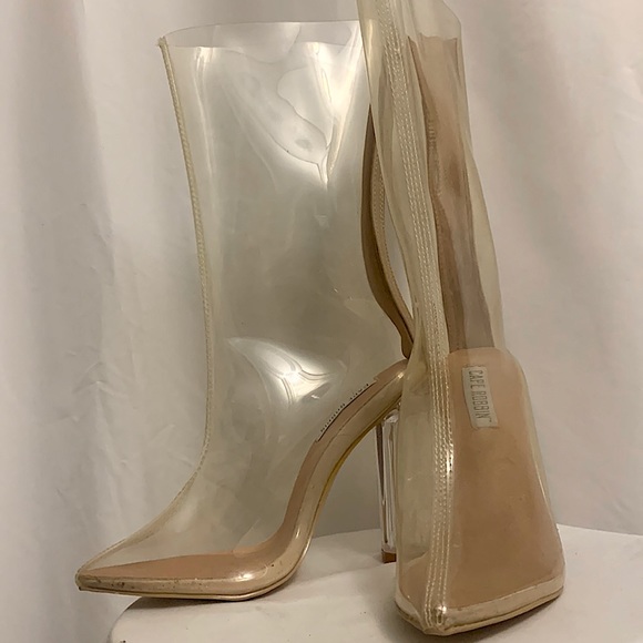 Cape Robbin - Picture 1 of 2